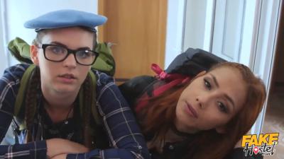 Fausse auberge de jeunesse Les jeunes stars du porno Veronica Leal et Taylee Wood montent sur la bite du directeur de l󿁺uberge dans une chambre à trois femme femme homme.