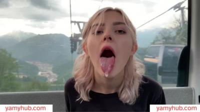 Onlyfans La belle-soeur adolescente Eva Elfie boit du sperme après avoir fait une pipe
