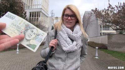 La star du porno tchèque Victoria Sweet se fait baiser à fond par un faux agent public. Ramassage de femmes en public et baise pour de l󿁺rgent, vidéo porno de faux agent.