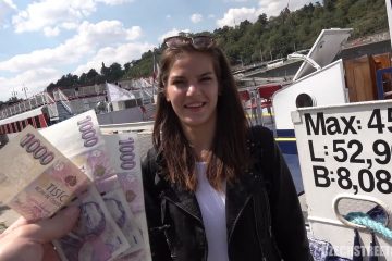 Agent public fille tchèque prend une bite pour de l’argent daftsex POV 